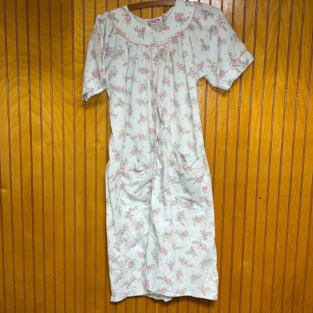 VTG Lady Lindsey housecoat with floral detail size small